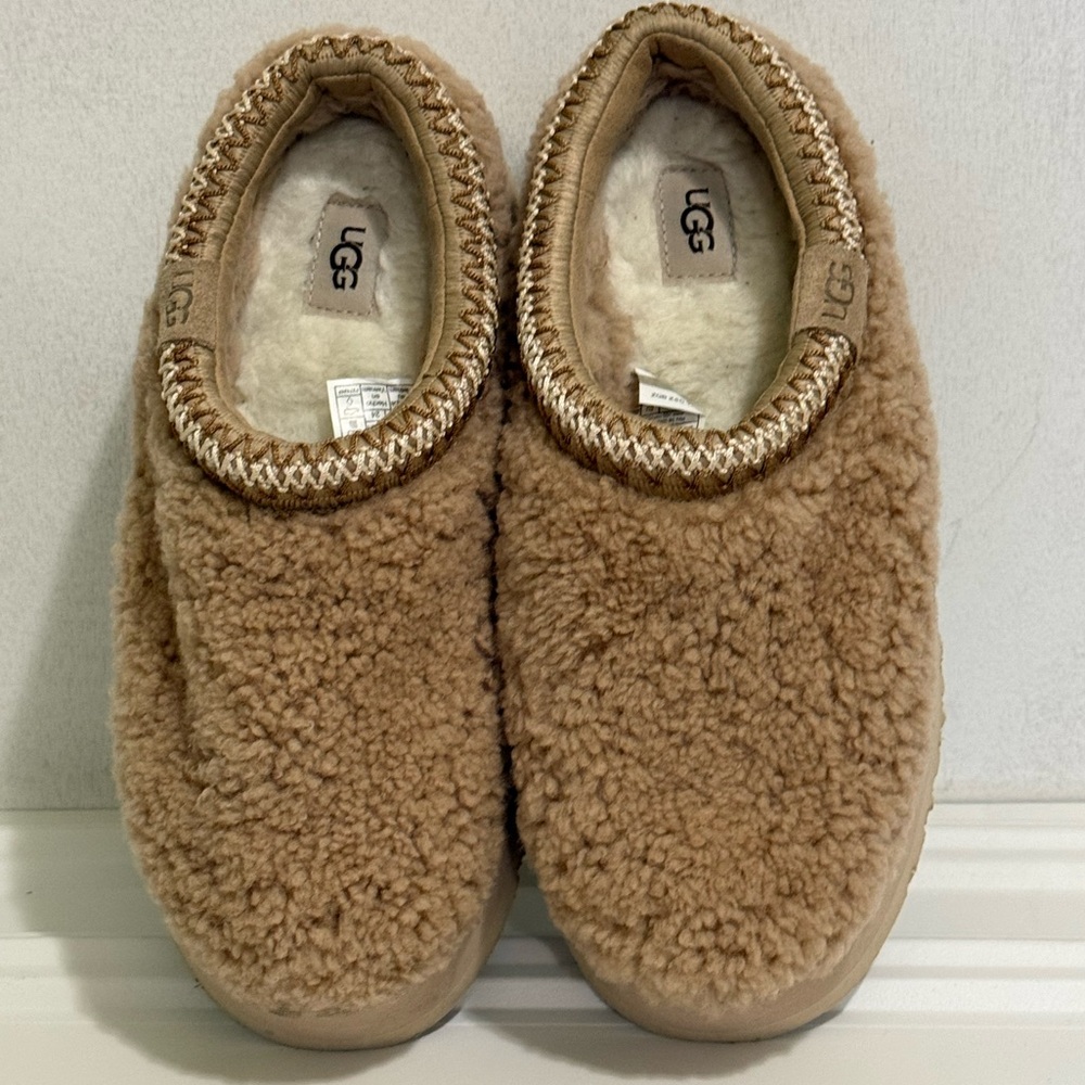 UGG Tan Fuzzy Slippers size 7 women H50N1
